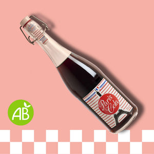Cola bouteille sur fond rose